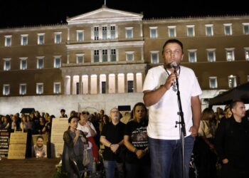 «Μέχρι τέλους»: Λαϊκή απαίτηση για αλήθεια στα Τέμπη – Χιλιάδες στο Σύνταγμα στο πλευρό του Ρούτσι