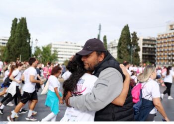 Πάνο Ρούτσι: Η αυθόρμητη αλληλεγγύη στον πατέρα από τους Δρομείς του «Race for the Cure» (εικόνες)