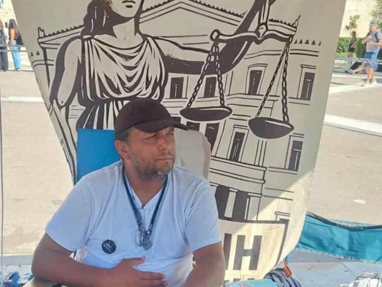 Τέμπη: Το «Nonpapers» στο Σύνταγμα πλάι στους απεργούς πείνας