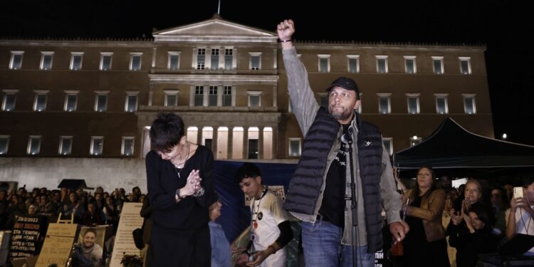 Πολύ σοβαρή καταγγελία του Πάνου Ρούτσι: «Φοβόμαστε ότι θα πειράξουν τον τάφο του παιδιού μου, χωρίς να το γνωρίζουμε»