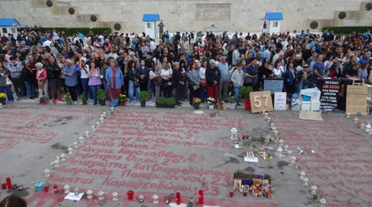 Φωνή λαού στο Σύνταγμα για τον Πάνο Ρούτσι – Υπό βροχή πλήθος κόσμου στη Θεσσαλονίκη