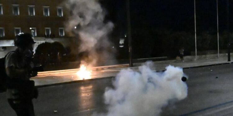 Σύνταγμα: Μολότοφ και χημικά