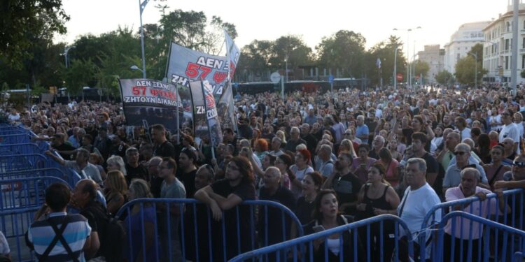 Σύνταγμα: Μολότοφ και χημικά