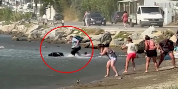 Σκιάθος: Τουρμπίνες αεροπλάνου εκτόξευσαν στη θάλασσα βαλίτσες τουριστών και ένα… παιδί