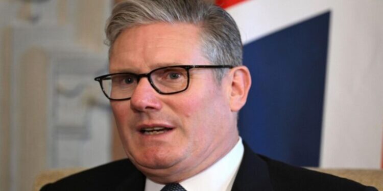 Έκανε και κάτι σωστό ο Στάρμερ στερώντας τη σημαία από την Ακροδεξιά