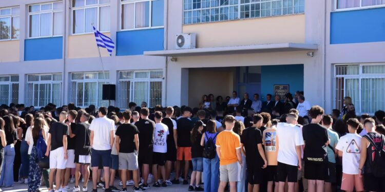 Ανοίγουν τα σχολεία: Πρώτο κουδούνι σήμερα για μαθητές σε όλη τη χώρα