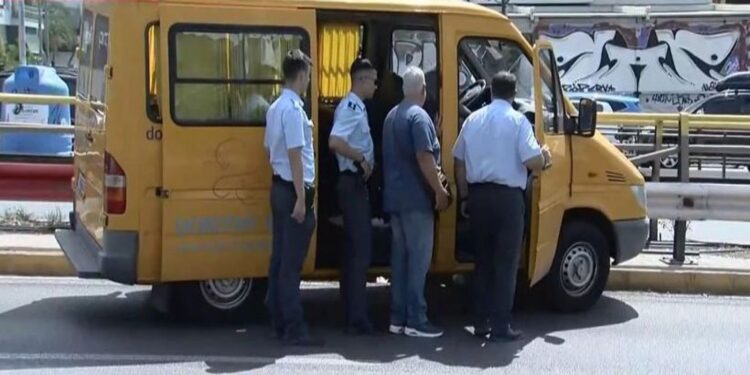 Τροχαίο με άδειο σχολικό στη Συγγρού