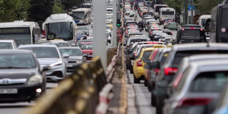Τροχαία ατυχήματα σε Κηφισό και Αττική Οδό – Μποτιλιάρισμα και στη Βάρης – Κορωπίου