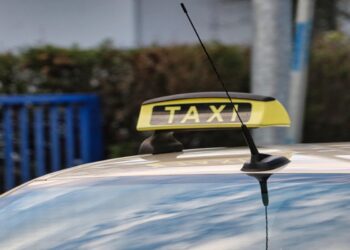 Οδηγός ταξί απείλησε με μαχαίρι συνάδελφό του στο αεροδρόμιο για μία κούρσα