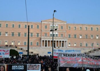 Ξέσπασμα οργής για τα Τέμπη: Μαζικές αντικυβερνητικές διαδηλώσεις σε Αθήνα και Θεσσαλονίκη