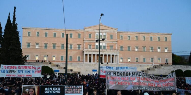 Ξέσπασμα οργής για τα Τέμπη: Μαζικές αντικυβερνητικές διαδηλώσεις σε Αθήνα και Θεσσαλονίκη