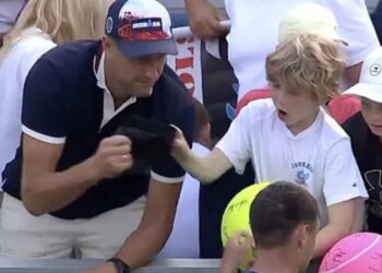 «Ο πρώτος που φτάνει, παίρνει» λέει ο CEO που άρπαξε το υπογεγραμμένο καπέλο από παιδί στο US Open