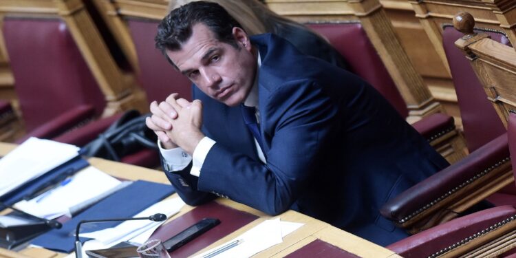 Στο στόχαστρο της αντιπολίτευσης ο Πλεύρης και το νομοσχέδιο για το μεταναστευτικό