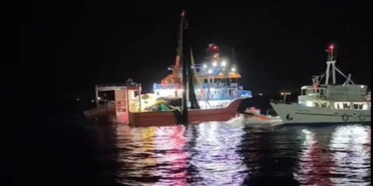 Τούρκοι ψαράδες προκαλούν στο Θρακικό Πέλαγος: Καρέ – καρέ οι πυροβολισμοί από τουρκικά αλιευτικά σε Έλληνες ψαράδες