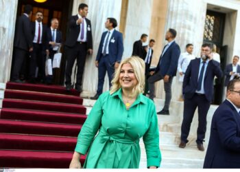 Η «πράσινη» Ράνια που βρέθηκε στην ομιλία Μητσοτάκη στην ΔΕΘ