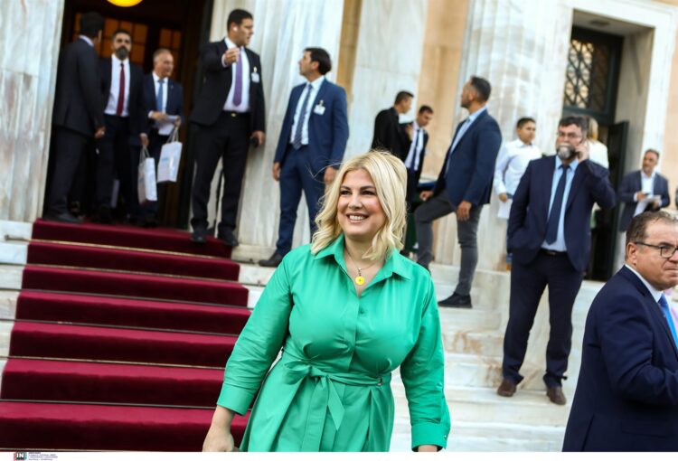 Η «πράσινη» Ράνια που βρέθηκε στην ομιλία Μητσοτάκη στην ΔΕΘ