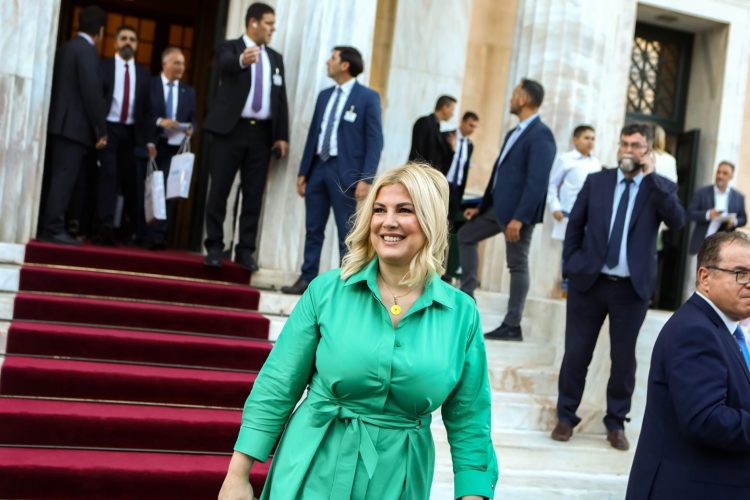 Η «πράσινη» Ράνια που βρέθηκε στην ομιλία Μητσοτάκη στην ΔΕΘ