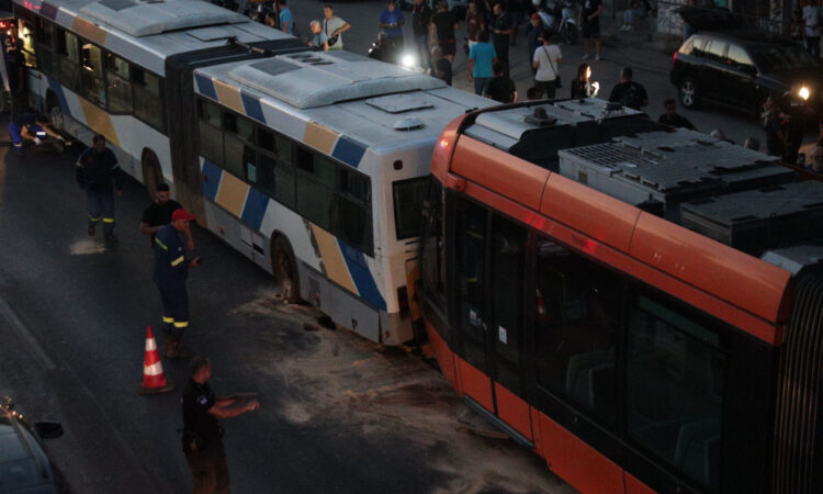 Σύγκρουση τραμ με λεωφόρειο: 24 τραυματίες –  Ανάμεσά τους και ένα ανήλικο παιδί