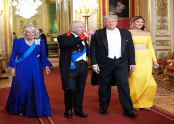 Κάρολος και Καμίλα δεξιώθηκαν τον Τραμπ σε τραπέζι 47 μέτρων και 160 καλεσμένους – Το φόρεμα της Μελάνια που προκάλεσε αντιδράσεις