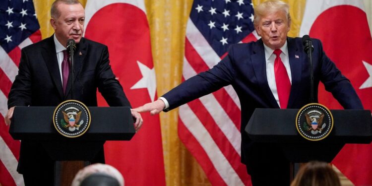 Ο Τραμπ επιλέγει για σύμμαχό του τον Ερντογάν – Προβληματισμός στην Αθήνα