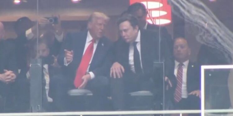 Δεκάδες χιλιάδες στην επιμνημόσυνη δέηση για τον Τσάρλι Κερκ – Μαζί Ντόναλντ Τραμπ και Ίλον Μασκ στην κηδεία