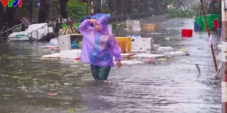 Βιετνάμ: Αυξάνονται οι νεκροί από το πέρασμα του τυφώνα Μπουαλόι