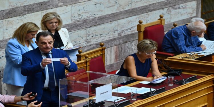 Βουλή: Κληρώθηκε το Δικαστικό Συμβούλιο για τον Καραμανλή