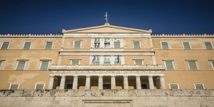 Ρεπορτάζ κομμωτηρίου: Οι… τρίχες της Βουλής που έκαναν θραύση