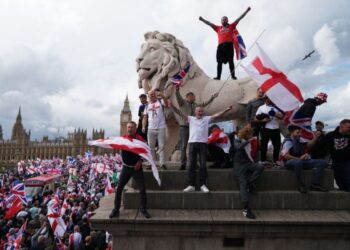 Μασκ: «Η Βρετανία καταστρέφεται από την ανεξέλεγκτη μετανάστευση»