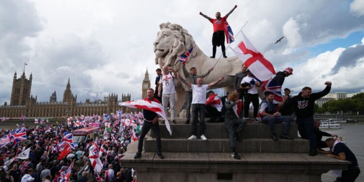 Μασκ: «Η Βρετανία καταστρέφεται από την ανεξέλεγκτη μετανάστευση»