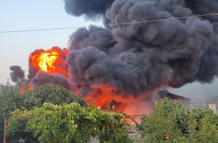 Φωτιά σε ελαιοτριβείο στη Χαλκιδική – Ήχησε το 112 για τους επικίνδυνους καπνούς