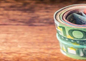 Τι ώρα μπαίνει το επίδομα των 100 ευρώ στους λογαριασμούς