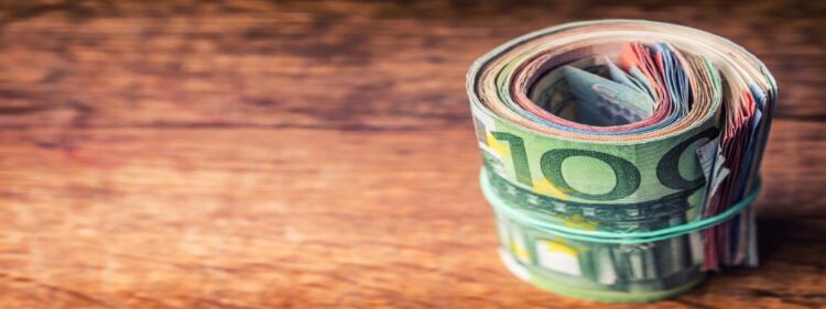 Τι ώρα μπαίνει το επίδομα των 100 ευρώ στους λογαριασμούς