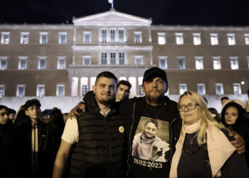 «Νίκησε το καλό»: Πλημμύρισε κόσμο το Σύνταγμα για τον πατέρα των Τεμπών