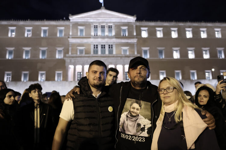 «Νίκησε το καλό»: Πλημμύρισε κόσμο το Σύνταγμα για τον πατέρα των Τεμπών