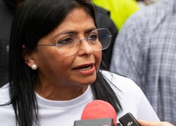 Η αντιπρόεδρος της Βενεζουέλας διέψευσε πως διαπραγματεύτηκε μυστικά με τις ΗΠΑ για να «ρίξει» τον Μαδούρο