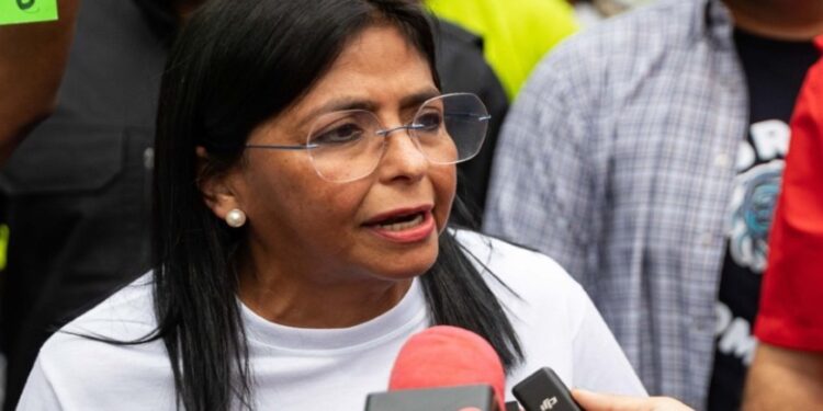 Η αντιπρόεδρος της Βενεζουέλας διέψευσε πως διαπραγματεύτηκε μυστικά με τις ΗΠΑ για να «ρίξει» τον Μαδούρο