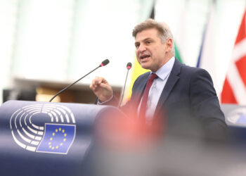 Ευρωβουλή: Επίθεση Φαραντούρη στην Ούρσουλα φον ντερ Λάιεν