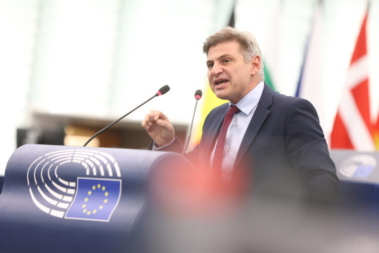 Ευρωβουλή: Επίθεση Φαραντούρη στην Ούρσουλα φον ντερ Λάιεν