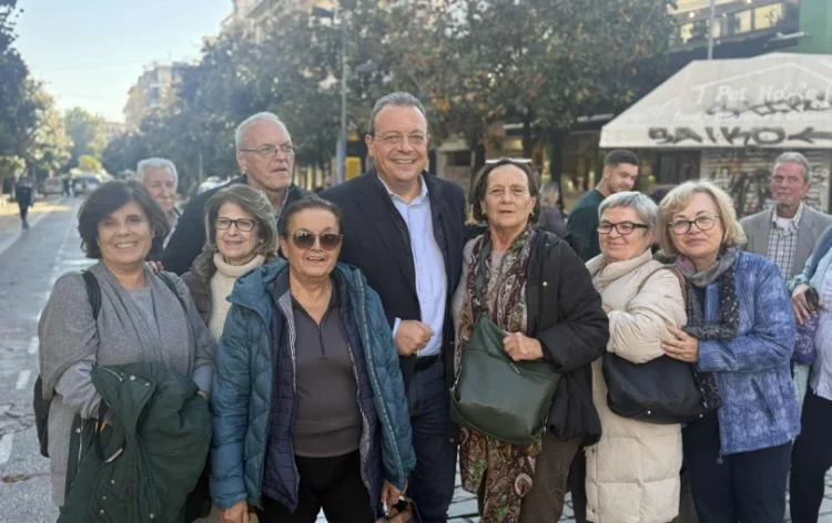 Παρέλαση με ήλιο, χειραψίες και υπονοούμενα