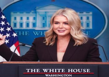 «Η μάνα σου»: Πώς δικαιολόγησε η εκπρόσωπος του Λευκού Οίκου την απαράδεκτη απάντηση σε δημοσιογράφο