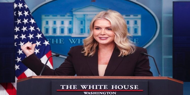«Η μάνα σου»: Πώς δικαιολόγησε η εκπρόσωπος του Λευκού Οίκου την απαράδεκτη απάντηση σε δημοσιογράφο