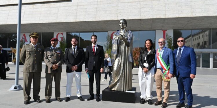 Φλωρεντία: Άγαλμα της Μαρία Κάλλας από τον Νίκο Φλώρο εκτίθεται στο Maggio Musicale Fiorentino