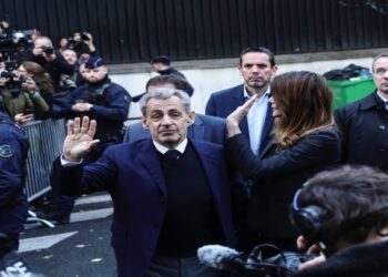 «Νιώθω βαθιά θλίψη για τη Γαλλία»: Έφτασε στη φυλακή Λα Σαντέ ο Νικολά Σαρκοζί