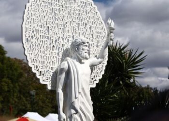 Μικρομεσαίε Προμηθέα πάμε Μπιενάλε – Αντιδράσεις για το άγαλμα στο Πεδίον του Άρεως