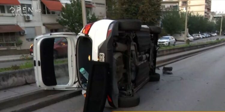 Θεσσαλονίκη: Αυτοκίνητο ντελαπάρισε στη μέση του δρόμου