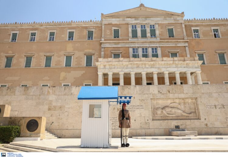 Μνημείο Αγνωστου Στρατιώτη: Τα μαζεύει η κυβέρνηση για τον στρατό στο Σύνταγμα