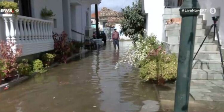 Έντονες πλημμύρες στο Αιτωλικό και στην Κατοχή - Ακαθάριστα φρεάτια καταγγέλλουν οι κάτοικοι