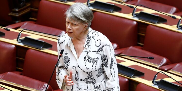 Έλενα Ακρίτα για παραίτηση Τσίπρα: Ενδεδειγμένη η κίνησή του – Σε ό,τι με αφορά είμαι βουλευτής του ΣΥΡΙΖΑ