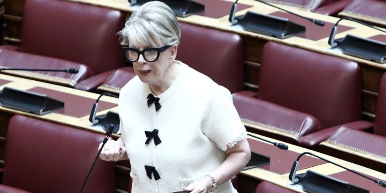 Εκτός γραμμής ΣΥΡΙΖΑ η Έλενα Ακρίτα – Καταψήφισε την αγορά της 4ης φρεγάτας
